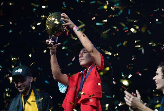 巴萨老将皮克跨界组织举行首届气球世界杯