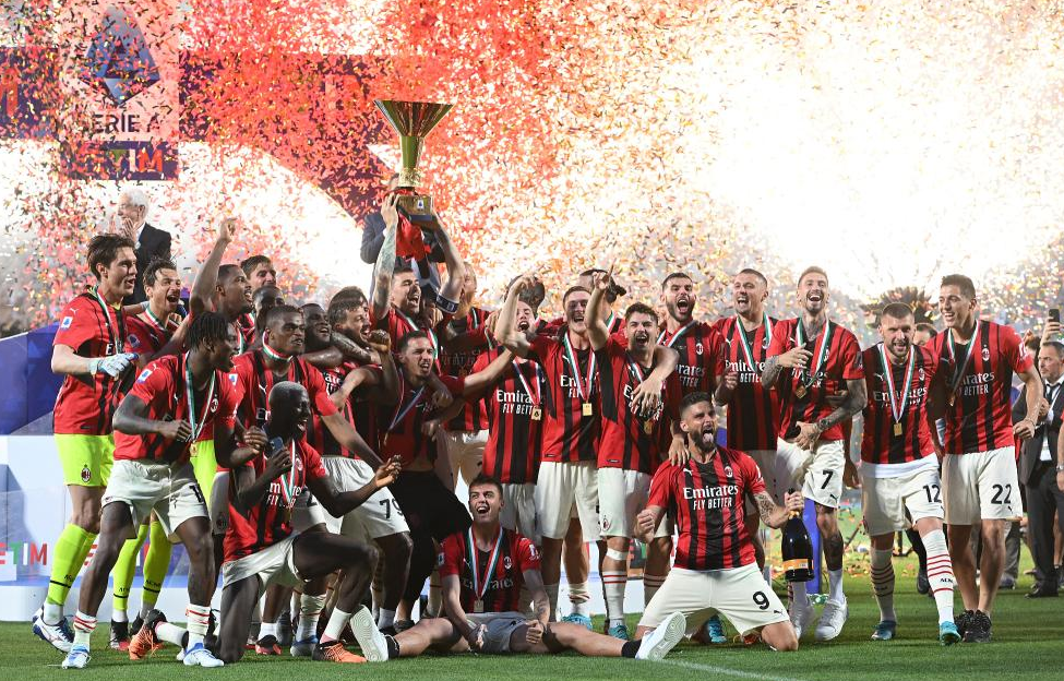 意甲赛报：AC米兰最后一天3-0战胜萨索洛赢得11年来的首个意甲冠军