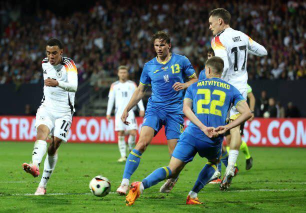 乌克兰与德国友谊赛惊险战平，诺伊尔出击失误差点送礼！