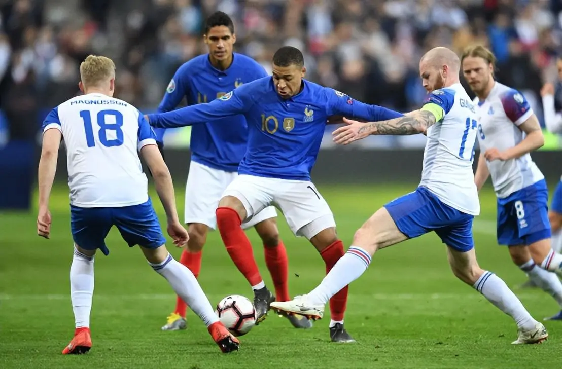 欧洲杯小组赛D组：法国队与波兰队首发阵容，期待姆巴佩？